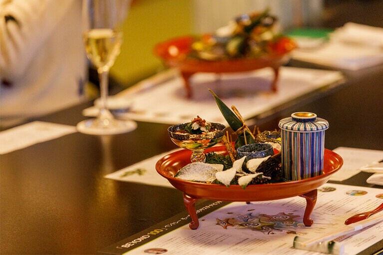 寒ハヤや香箱蟹など、旬尽くしで盛り合わせられた前菜。
