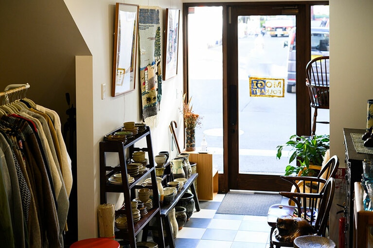 築140年のロンドンの自宅のバスルームを再現した市松模様のフロアは、多治見焼きのタイルで表現。原宿にあるfennicaの一部を再現したという店内奥の壁には、ビームススタッフのサポートのもと鳥取の和紙をしつらえた。