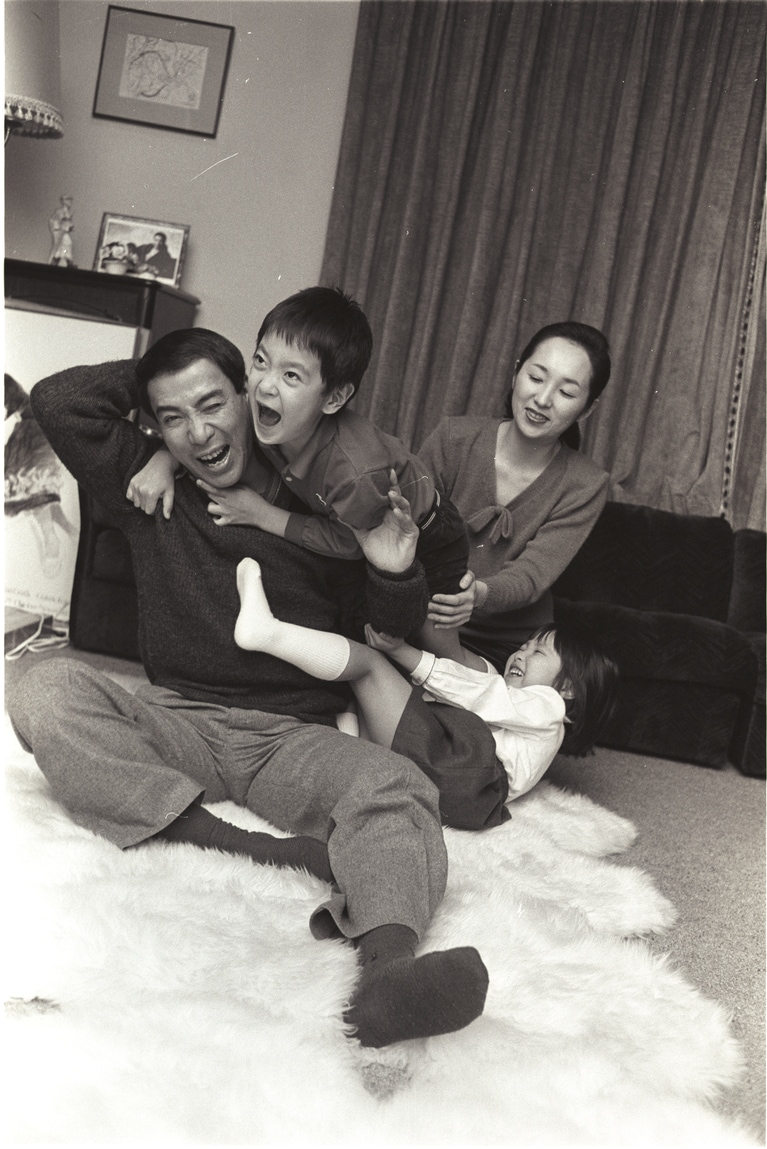 1985年の十二代目市川團十郎（左）一家。まんなかではしゃぐのが十三代目團十郎。ⓒ文藝春秋