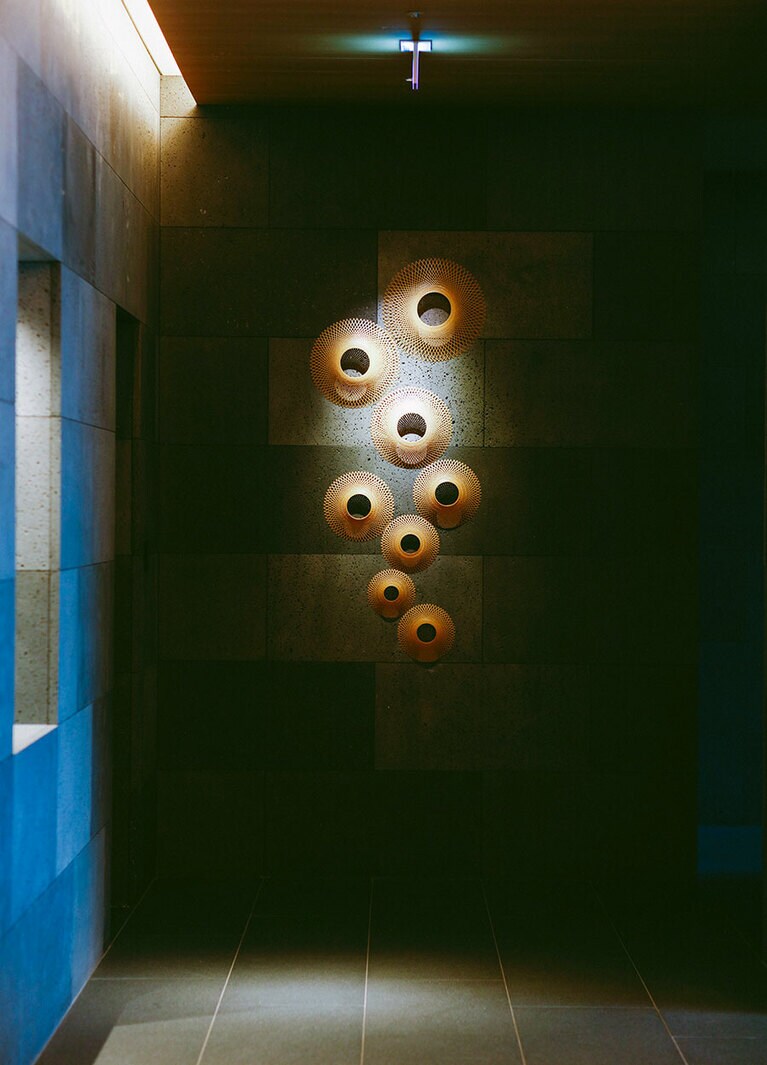 大分の伝統工芸である竹細工のアートワーク。九州ゆかりの作家の作品が随所に飾られ、館内は美術館のよう。