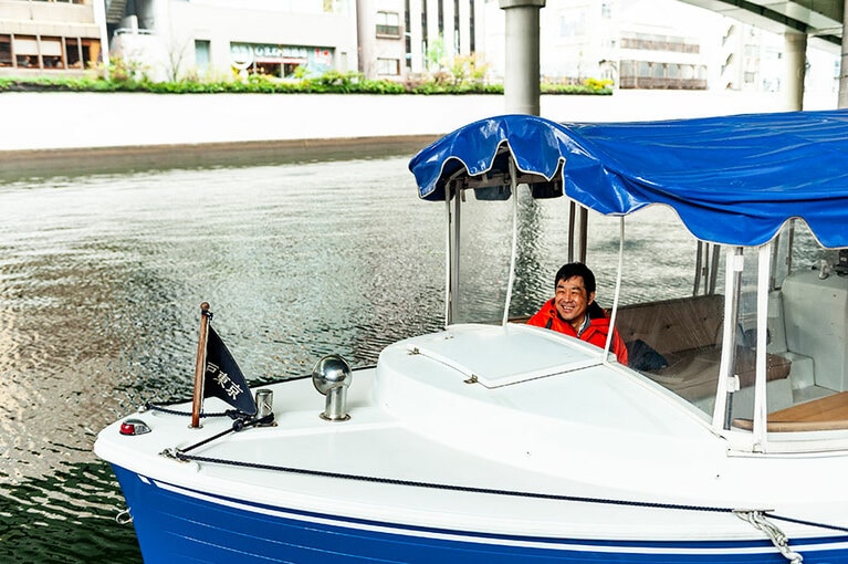 令和の最新式船で江戸運河を上る門井さん。