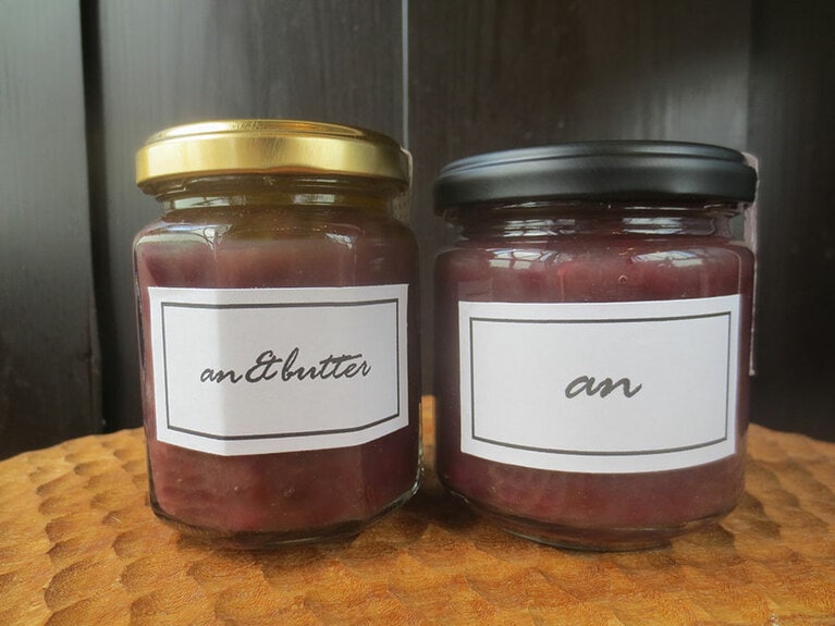 左：「あん＆バター」648円、右：「あん」648円。さすらいのあんこ職人・小幡寿康さん直伝のレシピ。地方発送可。