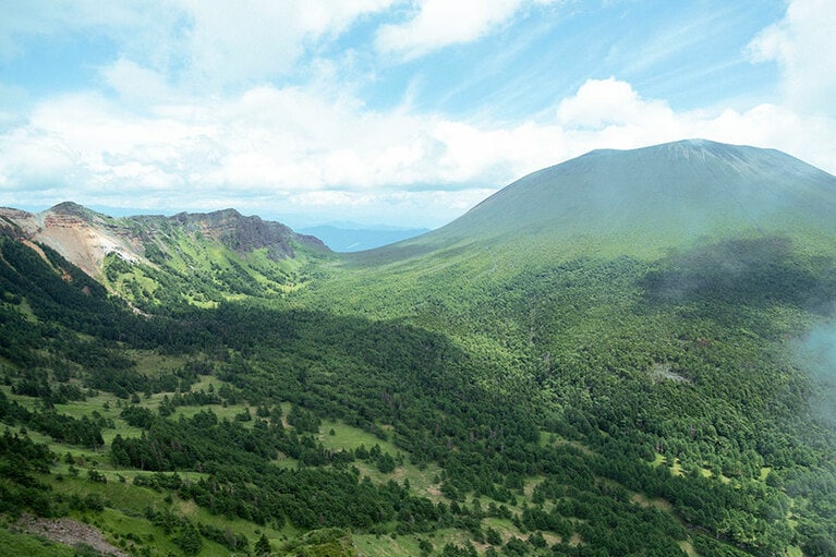 右手が浅間山。裾野から左手に連なっているのが火山によって形成された第一外輪山。
