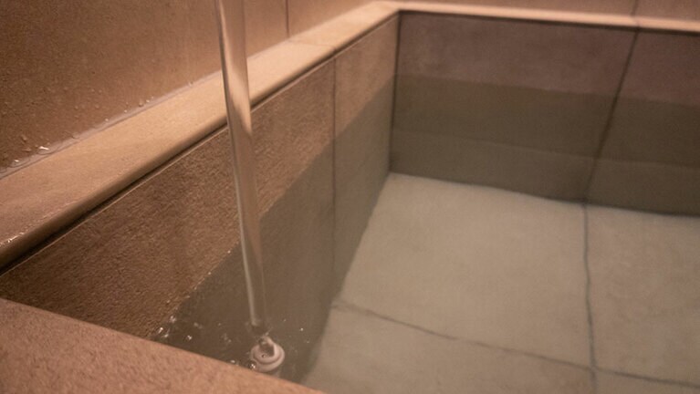 一定の量に達すると自動で止まる水風呂。