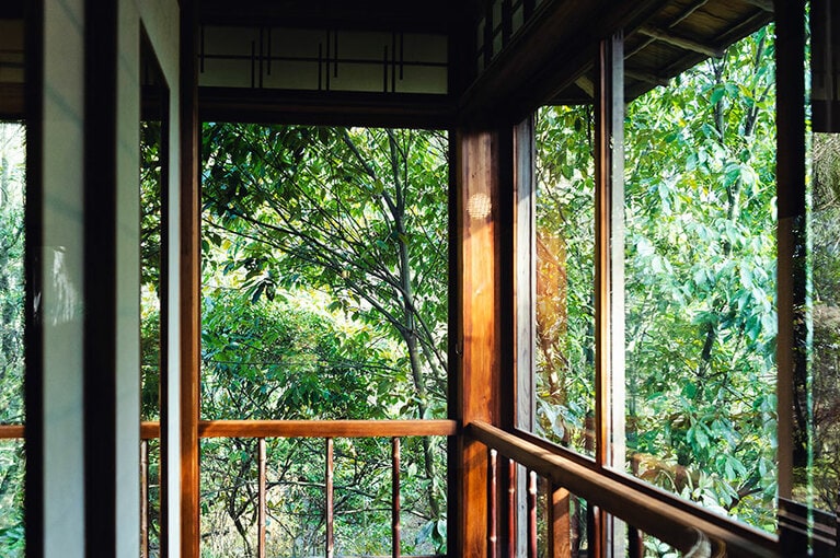 【料亭 百楽荘】居間から季節を感じる景色が楽しめる。