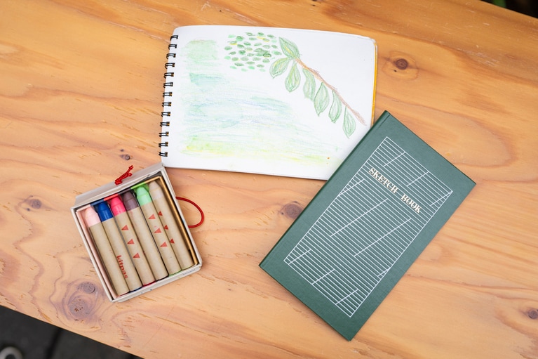 東京・千駄ヶ谷の「THINK OF THINGS」で購入したスケッチブックなど。