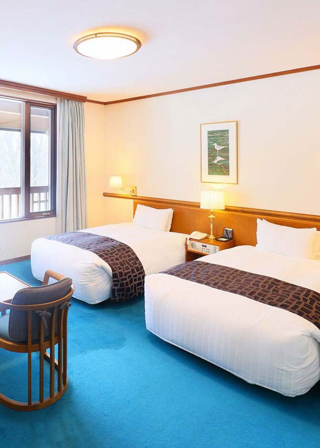 洋風ログハウスのなかに快適な客室が55室。