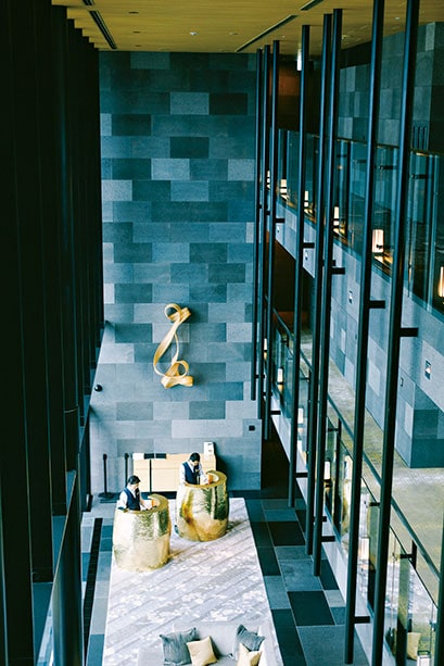 【ANAインターコンチネンタル別府リゾート＆スパ】開放感のある吹き抜けのロビー。全面ガラス張りで、エントランスを入ると正面にダイナミックな景色が広がる。／Photographs：Yoshikazu Shiraki