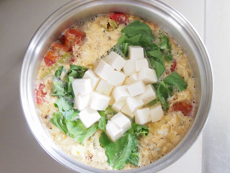 豆腐を角切りにして入れ、ひと煮立ちさせる。