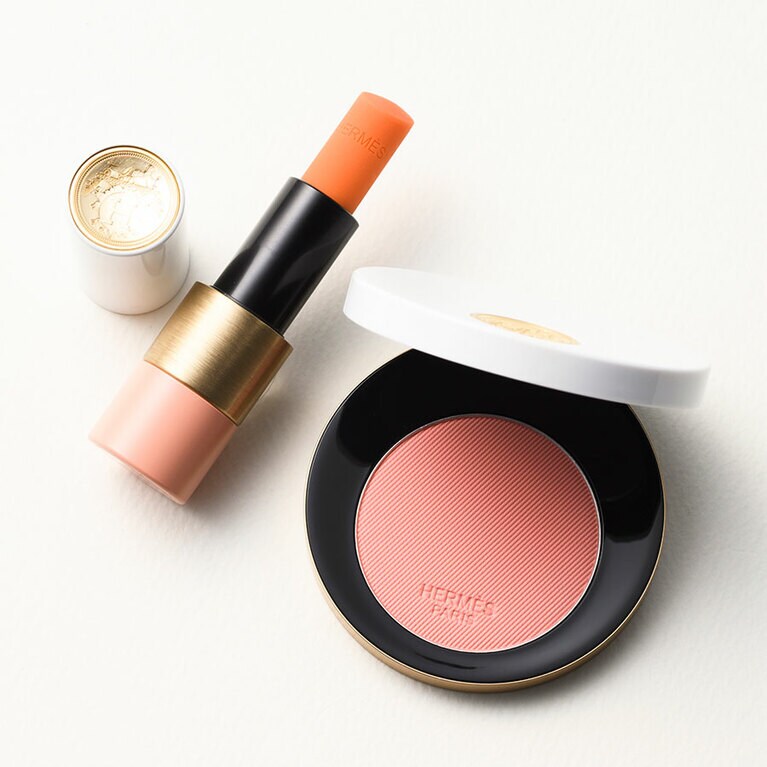ローズ エルメス ファー ア ジュ プードル ソワイユーズ（チーク）全8色 9,130円、ローズ エルメス ローズ ア レーヴル（口紅）全3色 8,360円／エルメスジャポン