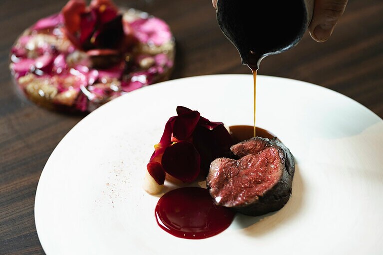 バラを主役に、蝦夷鹿を脇役に据えたディナーコースの一品。©Wataru Sato