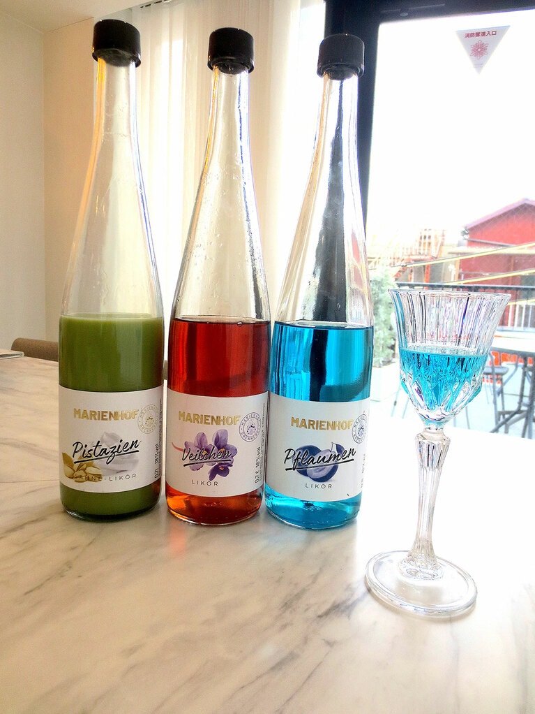 田中さんおすすめのリキュール、ドイツの「MARIENHOF」左からピスタチオ、プラム、スミレ。