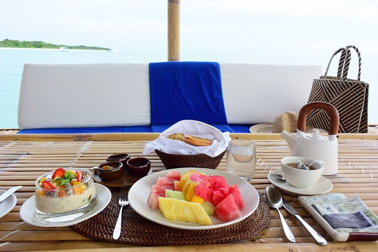 カワヤンバーでは朝食やサンセットカクテルのみならず、空いていれば好きな時間帯に予約を入れられます。
