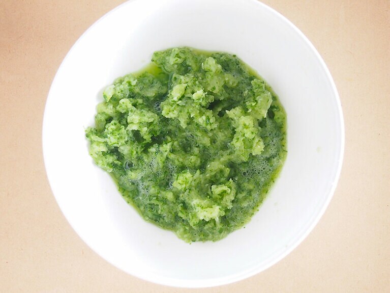 (2) きゅうりはヘタを切り落とし、すりおろします。