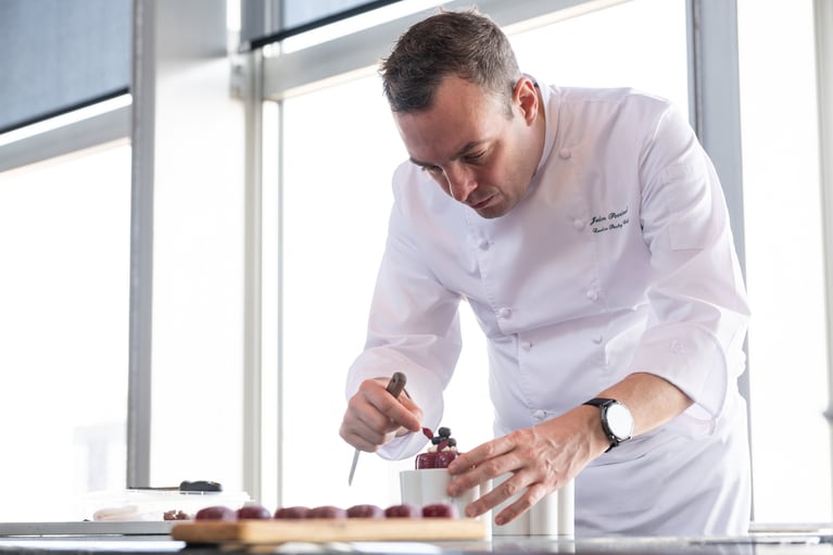 ケーキを仕上げるシェフ。