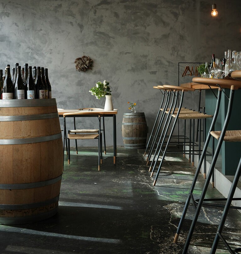 店内にはセンスよく花が飾られている。