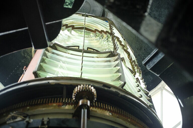 現在、樫野埼灯台にはフレネルレンズが設置されている。