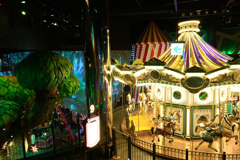 10種類のアトラクションに9つのカーニバルゲーム、メリーゴーランドからジャンピングスターまで揃う「WONDER BOX」。カラフルなフォトゾーンやフードトラックもあるから、お子さまはもちろん大人も大満足。