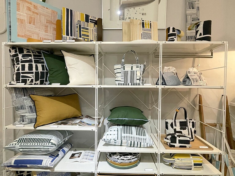 クッションカバーや座布団、カーテンなど、インテリアグッズも揃っています。黒と白の柄は「三重」と名付けられたもの。