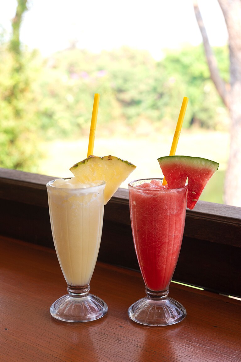 トロピカルドリンクも充実。左から、 “パイナップルスムージー” 80タイバーツ、“ウォーターメロンスムージー” 80タイバーツ。
