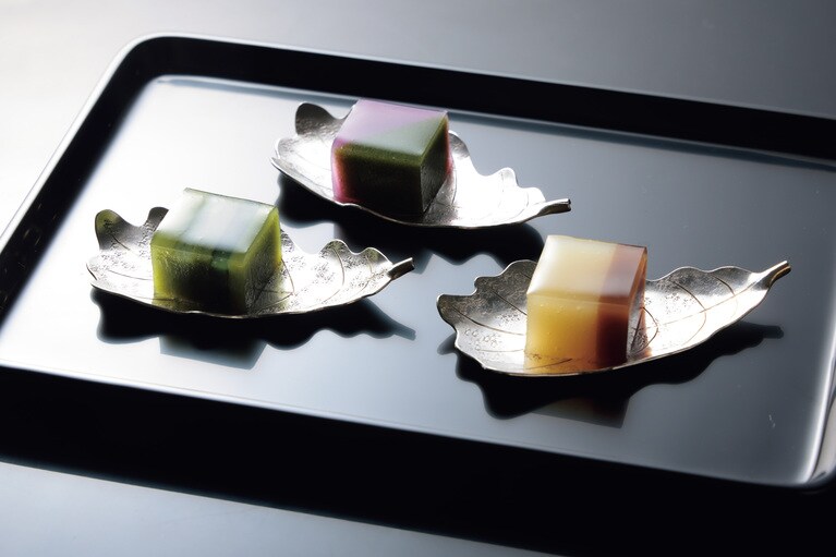 平安装束の「かさねの色目」を参考にした、目と舌で楽しむ甘味“かさね”。「見えない時間を可視化する時計と見えない時間を重ねていく料理。どちらも時間の流れへの情熱を感じる芸術だということに気づかされました」と英明さん。