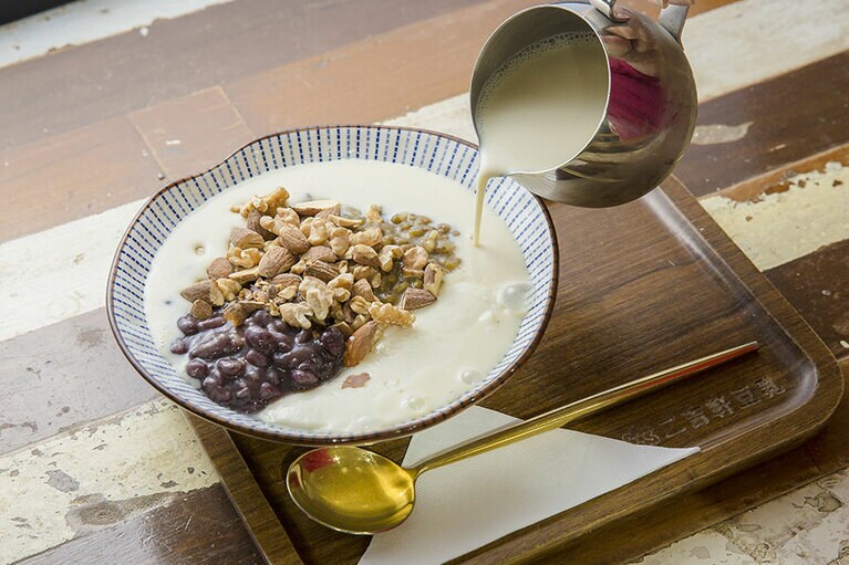 日式原味豆乳豆花＋紅豆＋緑豆＋堅果 85元。