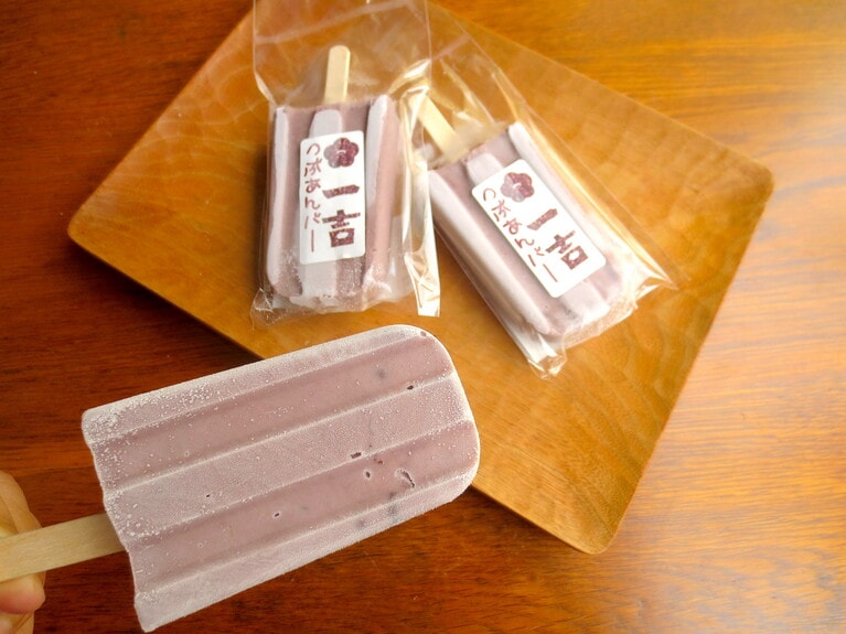 今年、新たに販売を始めた「つぶあんバー」1本200円。