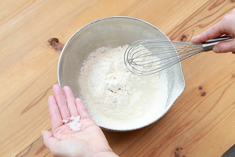 自然塩を加えてホイッパーでよく混ぜる。