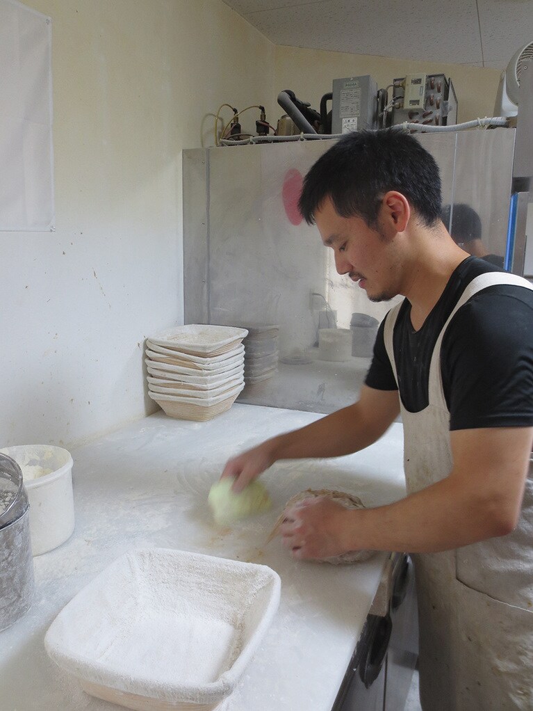 パンを作るなかむらたかしさん。