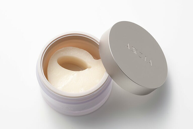 「ビューティーアイズ エッセンスシート プレミアム」(60枚入り 8,580円/AXXZIA)
目の上も覆える仕様で、広範囲に潤いを補給できてありがたい反面、目の形に合わせ辛いというストレスも。