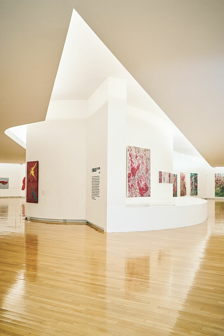 Mimesis Art Museum。一つのものに特化して描いている作家4名の企画展。左は「豆類」、右は花の「ケイトウ」がテーマ。2025年3月末まで。