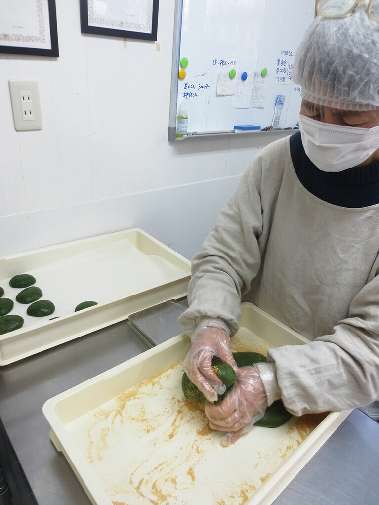 1個1個、久林さんが手で丸めます。