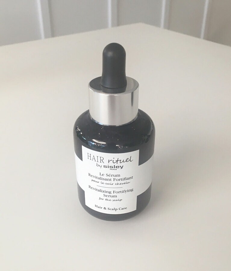 「ヘア リチュアル フォーティファイング セラム フォー ザ スカルプ」。私の頭皮と髪を蘇らせてくれた大好きなアイテムです。