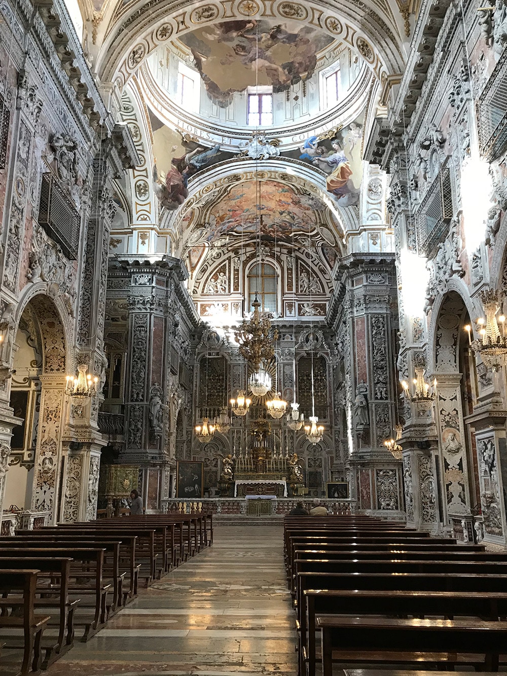13世紀に基礎ができたサンタ・カテリーナ教会。現在の教会は1596年に完成。シチリアン・バロックで飾られた壮麗な内観。