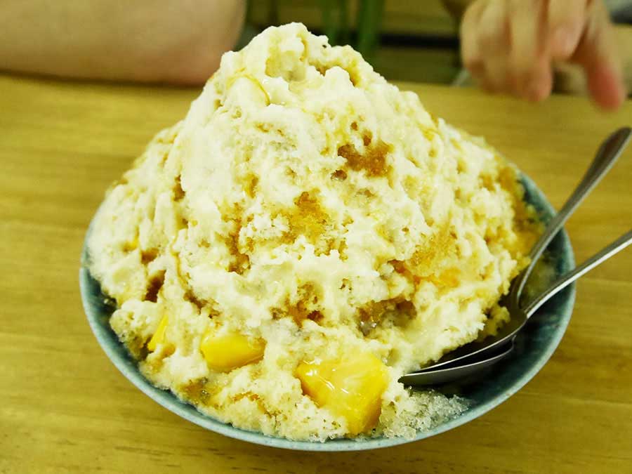 【黑岩台灣味黑砂糖刨冰(ヘィイェングーザォウェイヘイシャタンツォビン)】たっぷりサイズのマンゴーかき氷 120元。シェアして食べても充分な満足度。