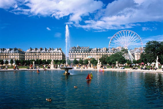 パリの中心 チュイルリー公園で 憩いのひと時を満喫する 今日の絶景