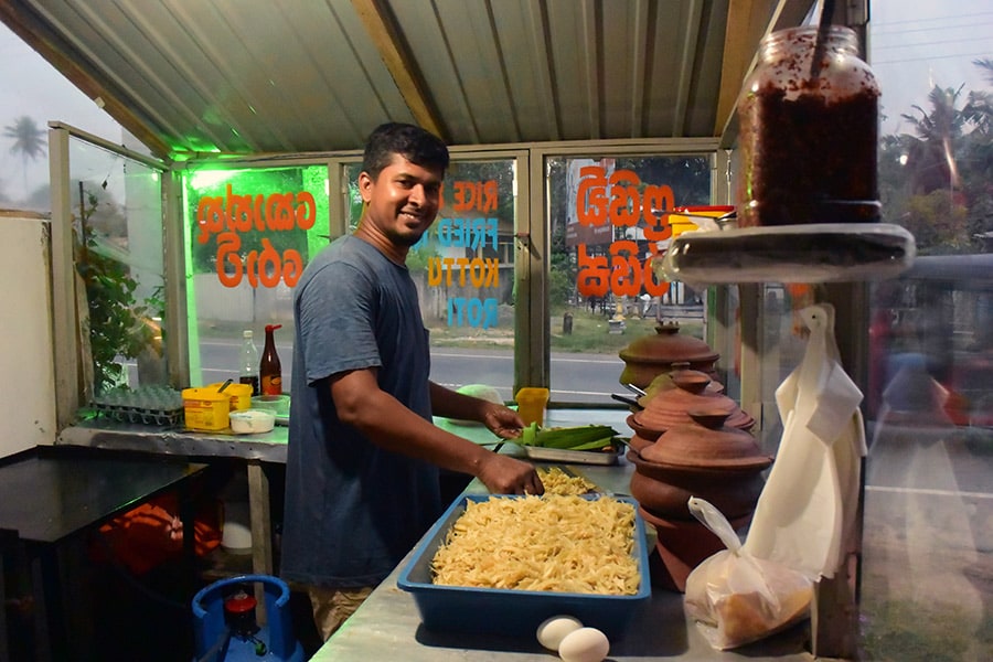スリランカの地元グルメ“コットゥ”のお店、MFCレストラン。ウェリガマとメリッサの間で発見。