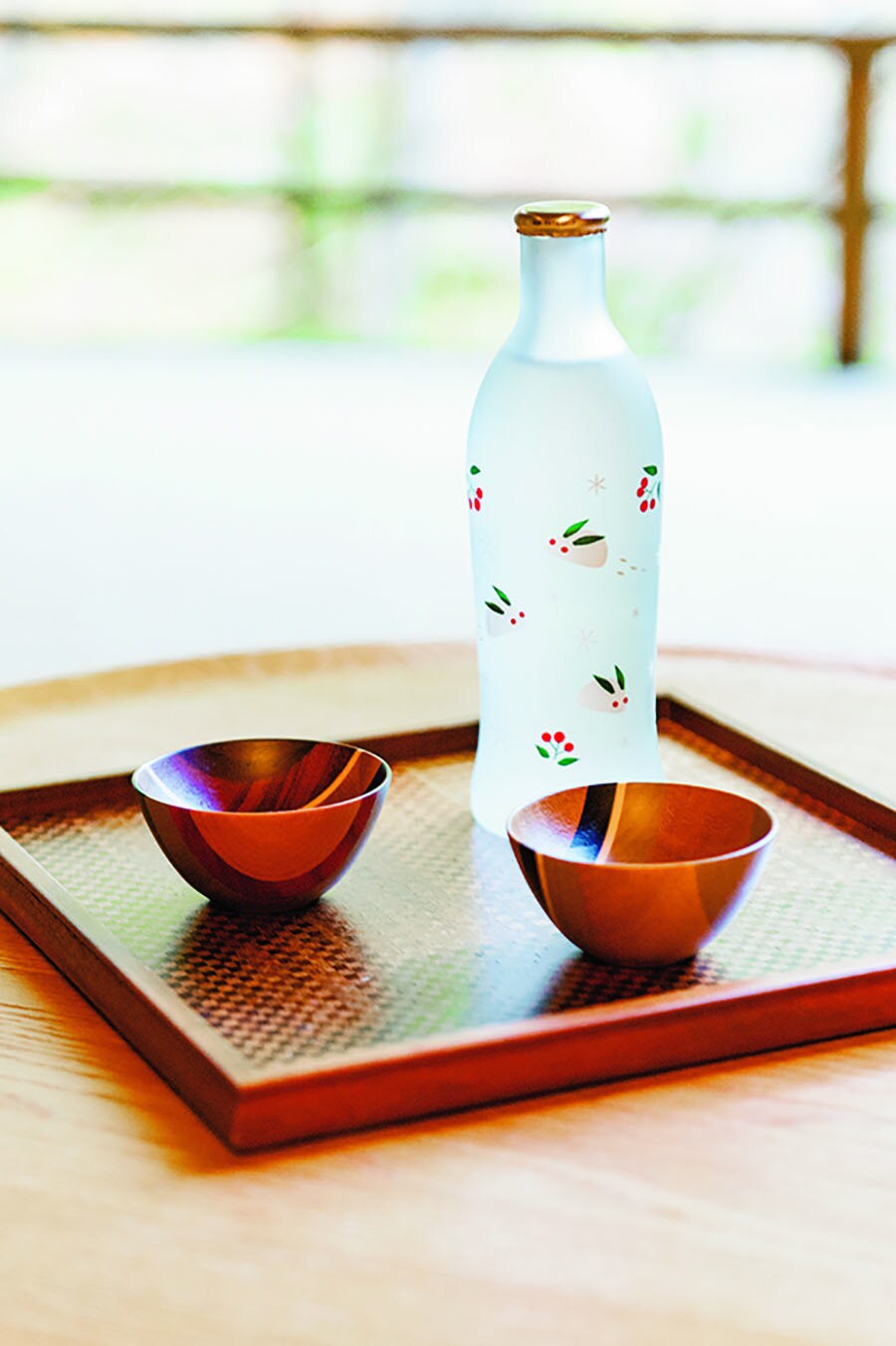 【星野リゾート 界 箱根】寄木細工の酒器で味わう日本酒は格別。Photo: Wataru Sato
