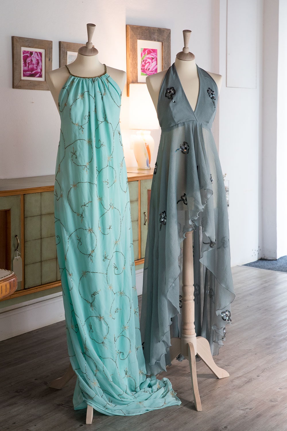 アレッサンドラさんに憧れ、娘たちもファッションの道へ。姉マルティーナさんはデザイナー、妹キャラさんはアート関係や運営を担当。このドレスはマルティーナさんデザイン。最高級シルクを職人の手縫いで仕上げた一点物。1,200ユーロ(右)、900ユーロ(左)。