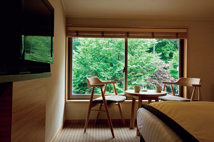 自然と一体になれる空間を目指し、木を贅沢に使った客室。