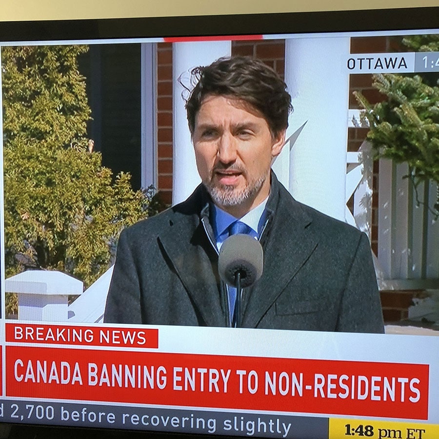 3月16日(月)、カナダのジャスティン・トルドー首相が国境閉鎖を伝えるテレビニュース。4月19日(日)に「新型コロナウイルス感染者数の動向は良い方向に向かっているが、社会的距離を保つ厳格措置を継続する」とコメント。