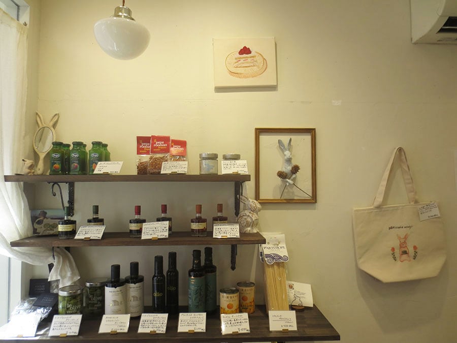 「epicerie usagui（エピスリーウサギ）」の店内。オリーブオイルやバルサミコ酢、アドリア海の塩などを販売。