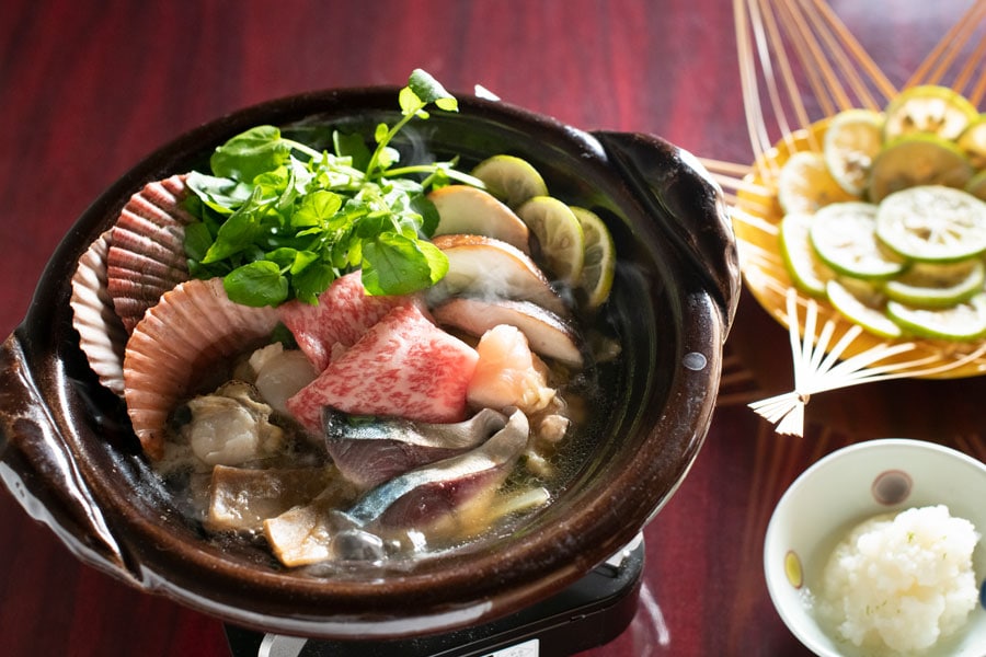 メインの台の物は「豊後鍋」。魚介と肉の両方をかぼす風味をきかせた鶏出汁で。