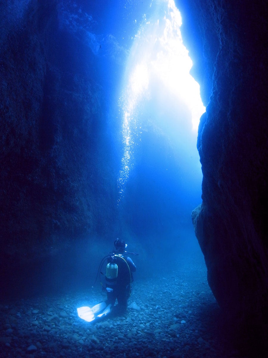 青海島の水中洞窟。