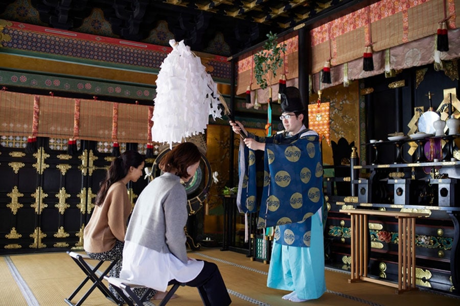 日光東照宮は、江戸時代の初代将軍の徳川家康公を「東照大権現（とうしょうだいごんげん）」として祀る神社として建立された。このプランでは、一般の参拝では立ち入れない祈祷殿で祈祷を受けることができる。