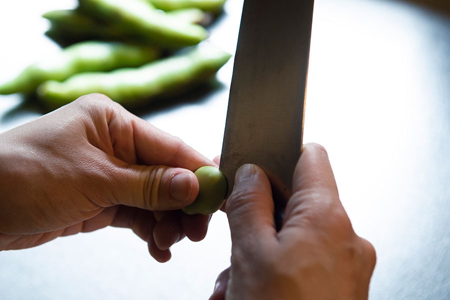 皮をむきやすいようにそら豆に切り込みを入れる。