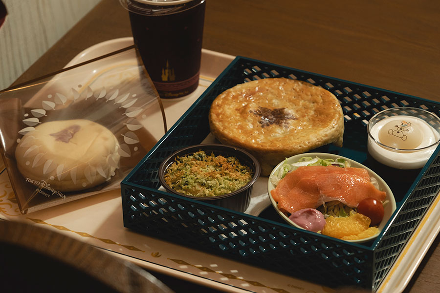 「アレンデールロイヤルセット（ビーフ）」3,500円。スモークサーモンとトラウトのオレンジのサラダ、ポテトグラタン、パン、オラフのマシュマロココアムース、牛肉のパイ包みがセットに。