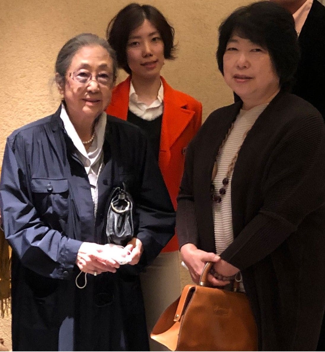 2020年10月、少し早めの誕生日祝いでの、佐藤愛子さん、杉山桃子さん、杉山響子さん(左から・桃子さん提供)