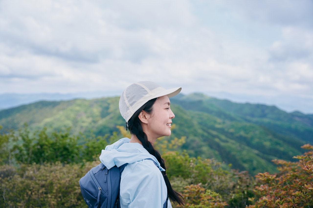 モデルの吉岡更紗さんと歩く鳴神山。