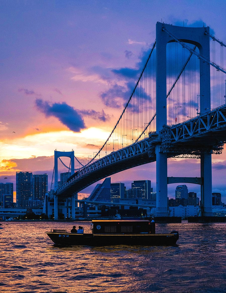 江戸の昔から現在に至るまで、開発が続く東京の街を川と海から眺める星のや東京の舟あそび。レインボーブリッジは2023年、開通30周年を迎えた。